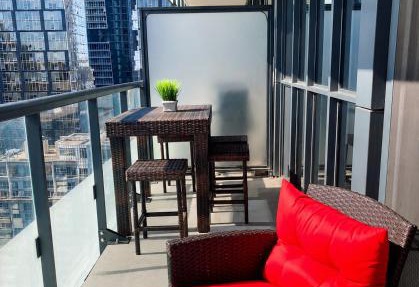 PRIME LOCATION! Steps from CN Tower and Rogers Centre, Free Parking & Rooftop Pool