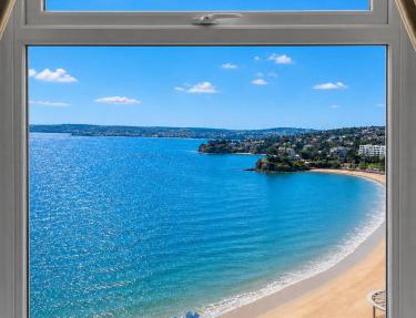 Loveliest Homes The View 2 bed Apartment overlooking the Beach