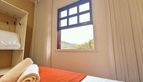 Casa de hóspedes com churrasqueira e vista para montanha