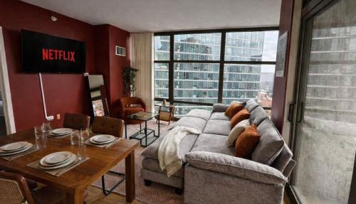 Grant Park 2BR Condo with Balcony Skyline View & Gym in Chicago Downtown