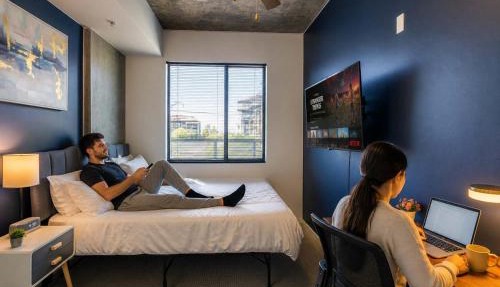 Chic Downtown 2-Bedroom Pool Gym Parking