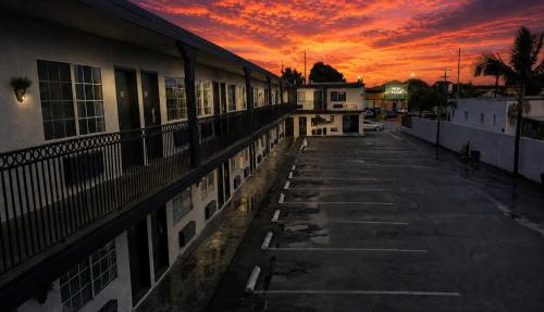The Atlas Inn & Suites LAX