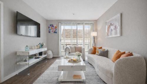 Le Reve , 5 min to the beach Luxury Condo