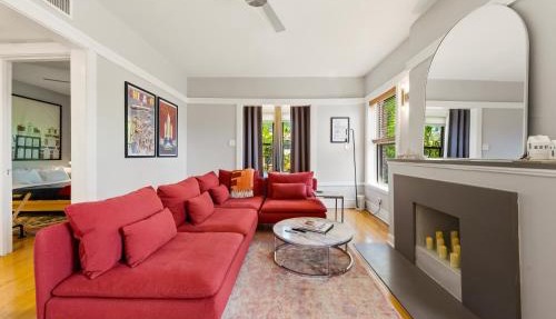 Steps to the Lakefront! This Uptown Beauty is Everything You Need for a Perfect Chicago Getaway condo