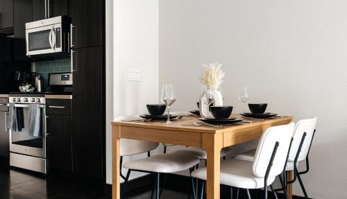 Charming Luxury Apartment with Pool view, Gym and parking
