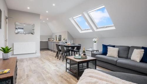 SOBO Loft Sleek Southbourne 2-Bedroom Apartment Close to SOBO Beach