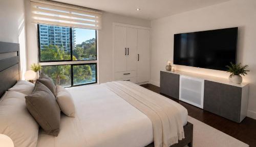 Beverly Hills & WeHo Luxury Great Views 2 Bedrooms 2 Bathrooms