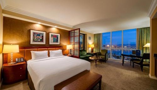 MGM Signature No Resort Fees, Jacuzzi & Pools