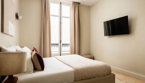 Arc de Triomphe Luxury 3 Bed 3,5 Bath