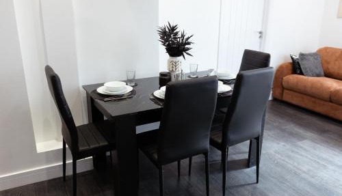 2 Bed Apartment Sleeps 4 - Free Parking Near o2