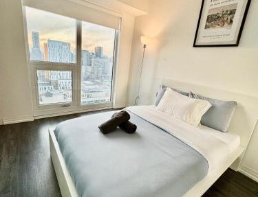 Cozy 2 Bedroom by Eaton Centre Mall