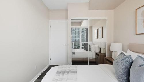Urban Harbor Haven Modern 1BR Living Downtown