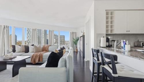 Chic Metropolitan Suite Skyline Vistas & Parking