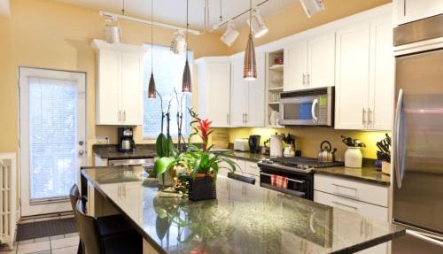 Downtown living! Sleeps 14 wEV parking balcony