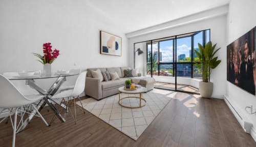 Stylish 2BR Steps from Vibrant Yaletown