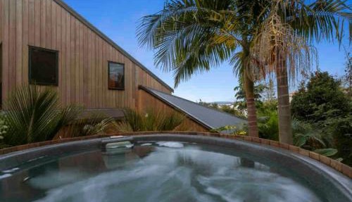 Romantic Retreat with Hot Tub Glasshouse and Ensuite