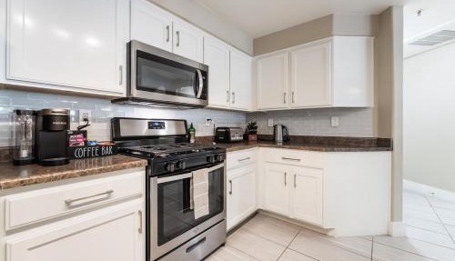 2 BR Vegas Oasis Pool Parking Near Strip