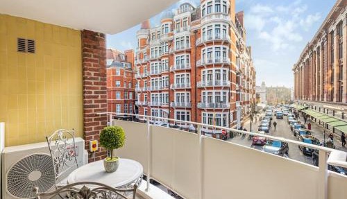 Luxury 2 Bed Apartment with AC and Private Balcony facing Harrods