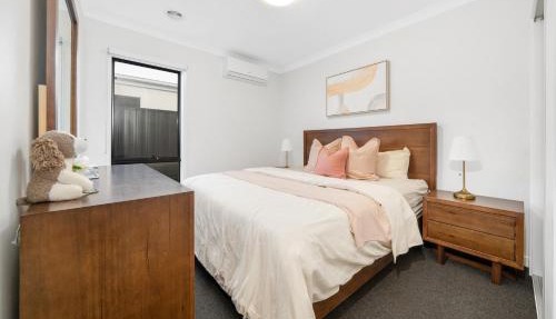 Comfy Premium 4BR Near Airport, Cafes & Amenities