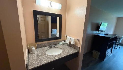 Paradise Inn & Suites