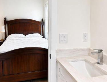 Private Queen Room with Private Bathroom Near Steveston