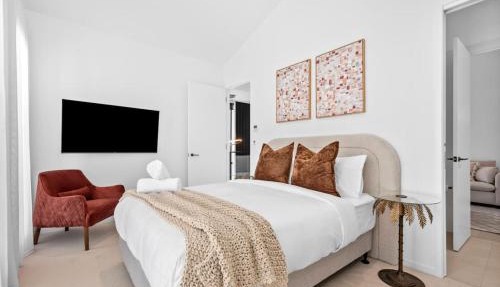 Beach Luxury On The Park - Brand New 2 bedroom 3 Bathroom Carport Shops 100m Beach 500m Aircon Heating Gas fireplace WIFI