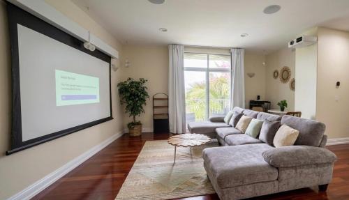 Luxury 3 bedroom with private rooftop in Sawtelle