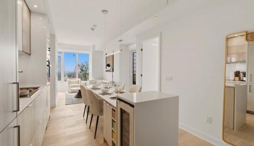 2BR Yorkville Retreat - Balcony & Views