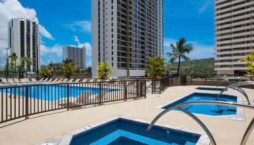 Waikiki Banyan with pool, hot tub & beach access