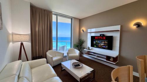 Luxury Penthouse Oasis - Oceanfront Views & Resort Perks - 25 min to FIFA