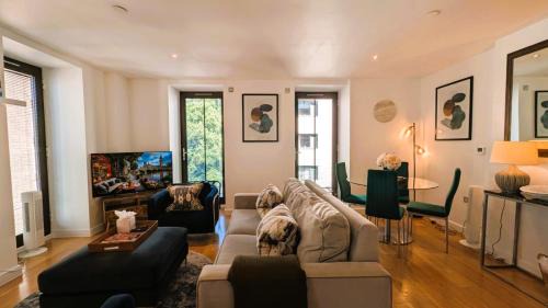 Westminster Luxury Two Bed Two Bath with Air-Con