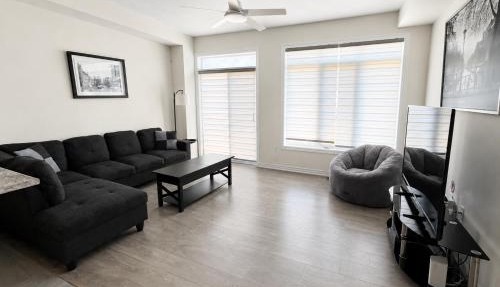 Modern 2-Bedroom Smart Home with Free Parking, Laundry, Ping-Pong & Private Backyard - Steps to Shops & Restaurants, 6 Mins to Innisfil Beach Park - Perfect for Families & Couples!