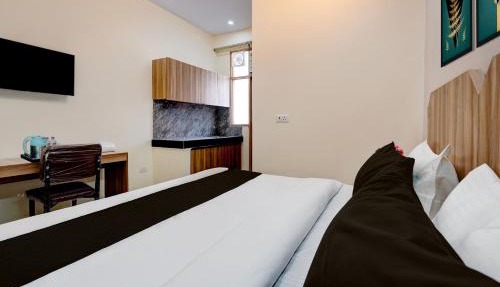 Super Townhouse Sector 18 Udhyog Vihar