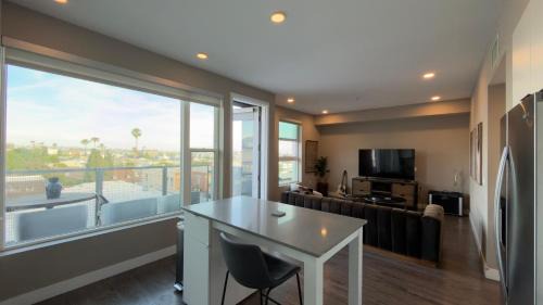 Luxury 2 bdrm Hollywood sign view