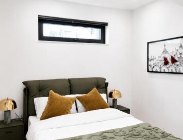 Brand New Air Conditioned Kitslano Retreat