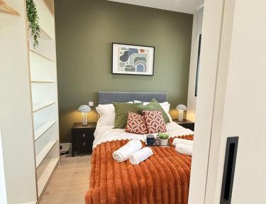 Luxury Flat Sleeps 4 Parking Gym Workspace