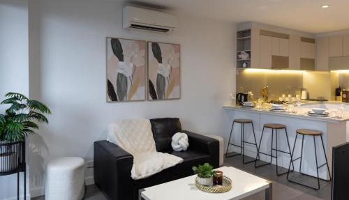 Lux 2BR CBD Apartment with Pool Spa Gym and City Views