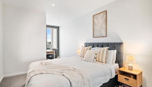 Modern Docklands 2B1B APT - City View , Pool, Gym, Free Parking
