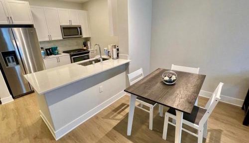 Miracle Mile Apartments