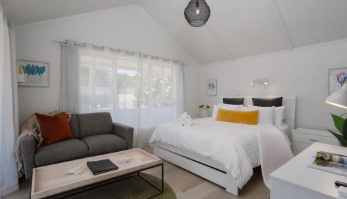 Spacious, Breezy Studio Apartment, Moments from Downtown and Beach