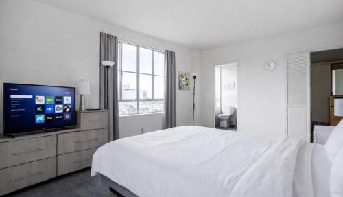 Spacious 2 Bedroom 2 Bathroom Unit Great Location