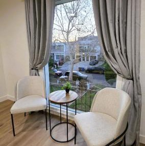 Renovated Three Bedroom Near Cedars Sinai and Beverly Hills With Parking