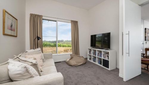 Bella's Block Vineyard Retreat with Tennis Court, Shoreham