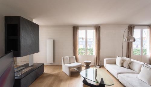 Montaigne - Sunlit Corner Penthouse with Balcony