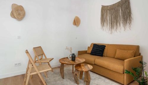 A modern renovated apartment near Metro Line 2
