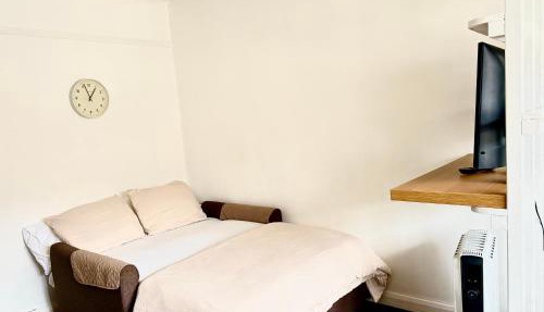 One-Bedroom flat in Cheam Village