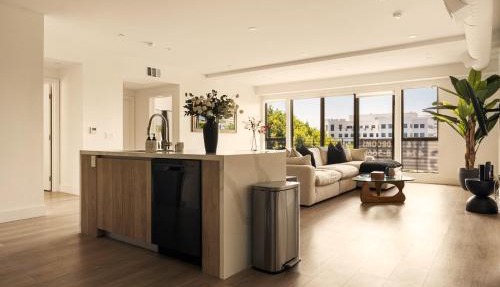 The Velvet Coast - Grand 3BR Artistic Haven