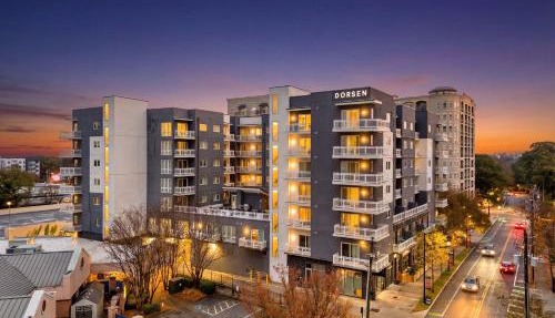 FIFA 2026 Stay - King Studio Getaway! Prime Location, Balcony, Gym - 2 min from Mercedes Benz Stadium - 7