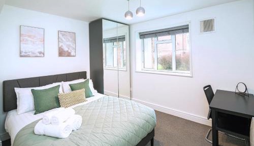 Modern 3BR with Fast Links to Central London & Free Parking
