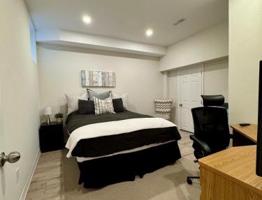 Spacious High Ceiling Lower Level Suite-New & Cozy